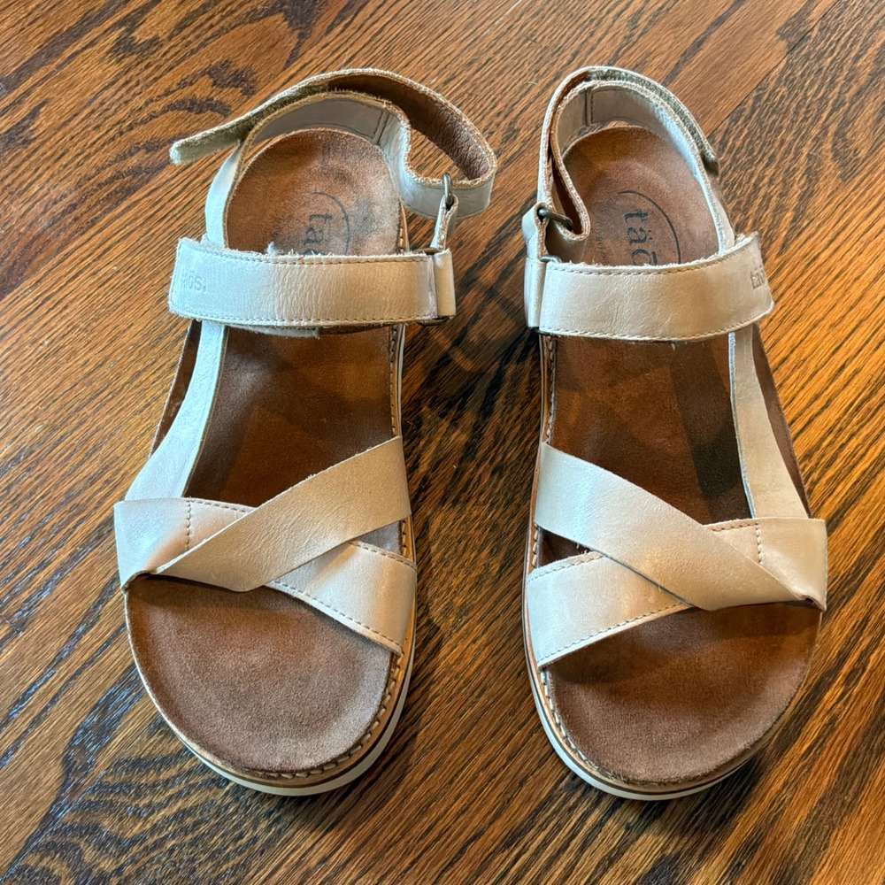 Taos Sideways Leather Strappy Comfort Sandals Size 6-6.5 EU 37 EUC SDW-8372